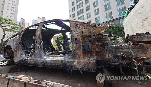 5일 인천 서구 청라동 아파트 지하 주차장 화재 현장에서 합동 감식을 마친 경찰이 화재가 발생한 전기차를 옮기고 있다.   [연합뉴스]